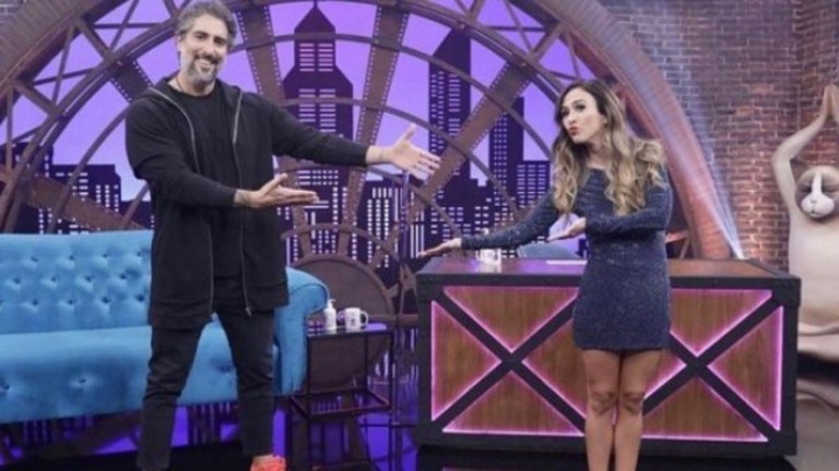 Tatá Werneck defende Record em esquete com Marcos Mion no 'Lady Night'