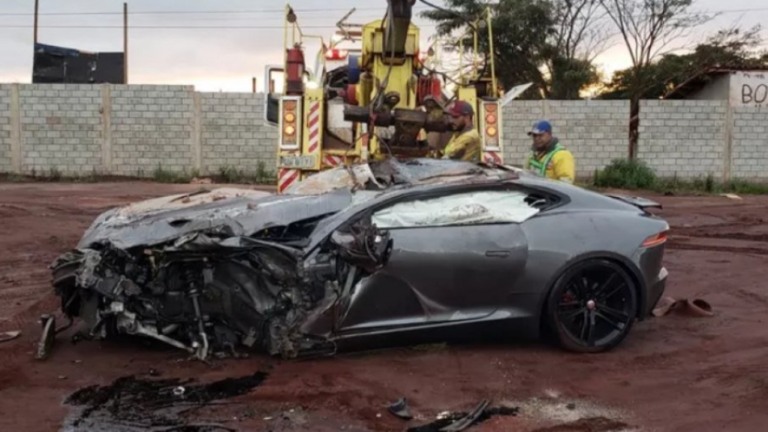 Jaguar é destruído após colidir com carreta em Belo Horizonte