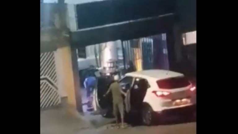 VÍDEO: Assaltantes roubam carro, batem na vítima e levam cachorro em SP