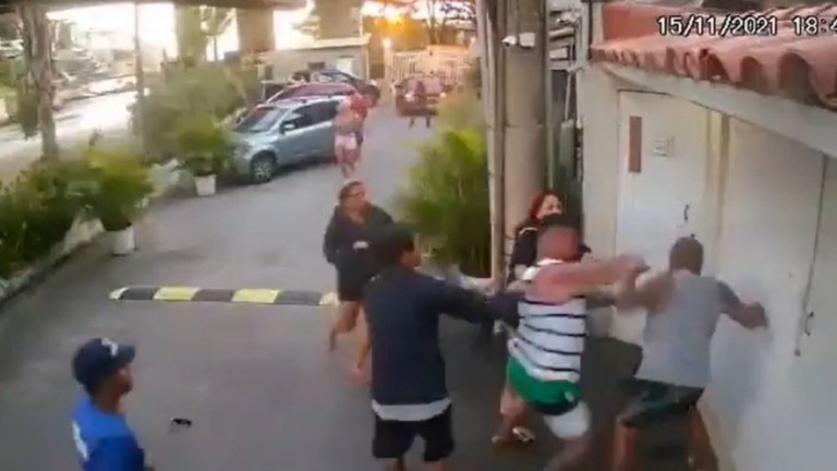 Vendedor de cachorro-quente é agredido por dois homens no RJ; veja vídeo