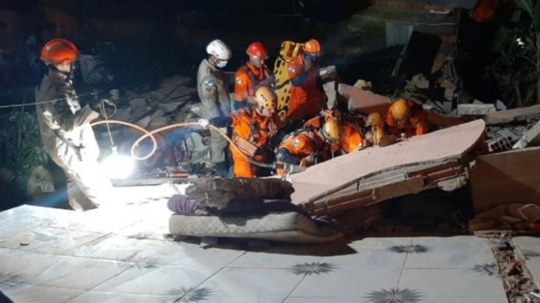 RJ: Construção de três andares desaba no Salgueiro e deixa uma pessoa morta