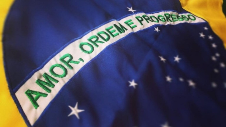 Movimento quer adicionar palavra 'amor' na bandeira do Brasil em combate ao ódio