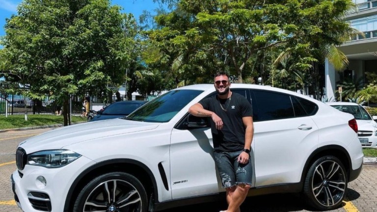 Ex-BBB Arthur Picoli compra carro de quase R$ 500 mil