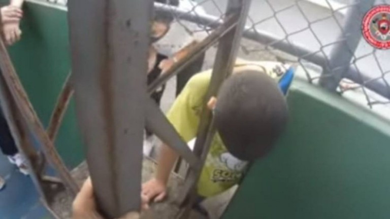VÍDEO: Bombeiros resgatam criança que prendeu a cabeça em grade escolar