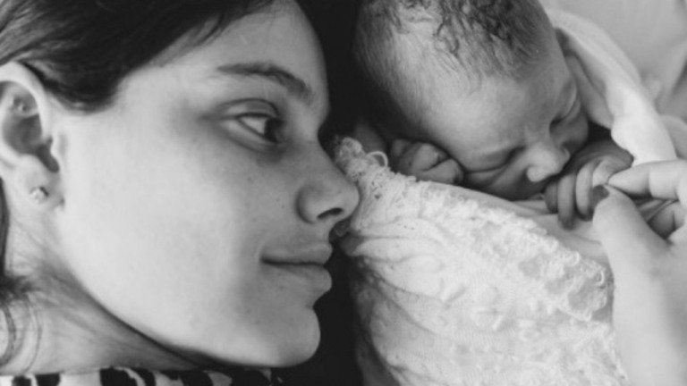 Após nascimento do filho, Chay Suede se declara para Laura: "Te amo loucamente"