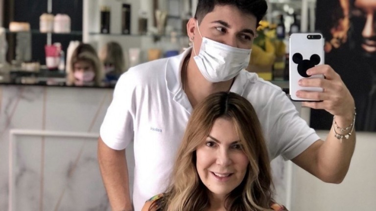 Claudia Lira muda visual com Leo Carraro para atuar na peça "A Casa da Sogra"