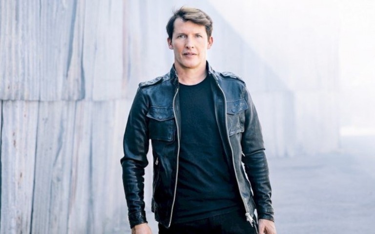 James Blunt revisita seus grandes sucessos em "The Starts Beneath My Feet (2004-2021)