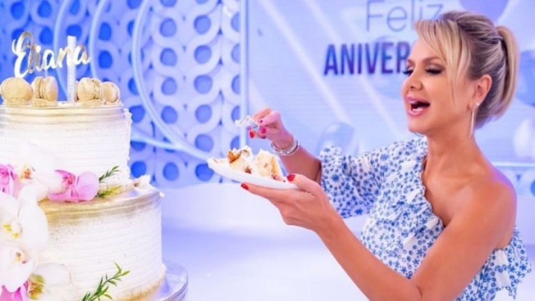 Eliana comemora aniversário de 49 anos com bolo gigante no palco do SBT