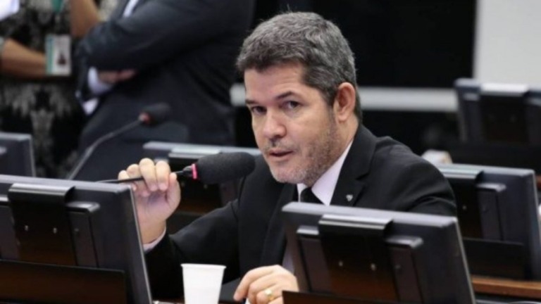 Ex-aliado diz que governo Bolsonaro pagou R$ 10 mi por votos na eleição de Lira