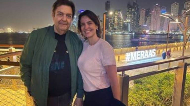 Faustão reaparece com a esposa em Dubai