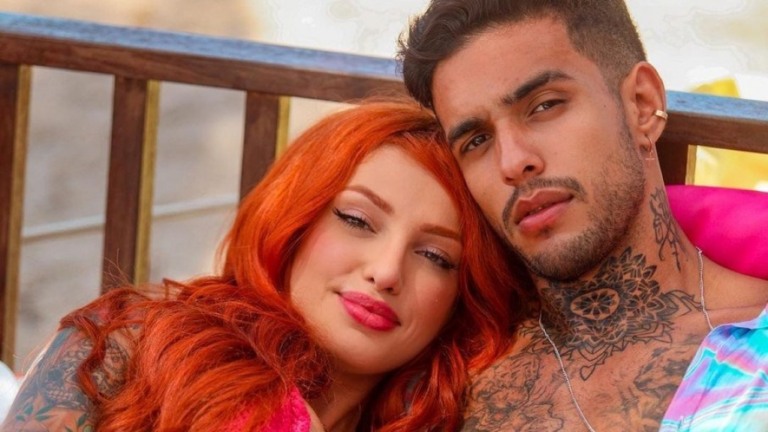 Casal de reality de pegação da Netflix dá vexame e arma barraco em festa; vídeo