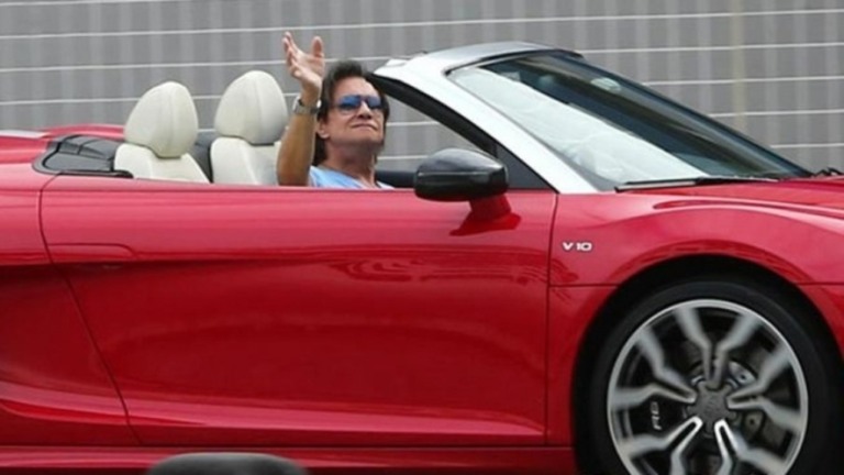 "Calhambeque" de Roberto Carlos enguiça por falta de combustível; assista