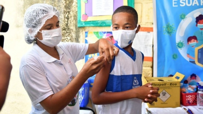 Pfizer e BioNTech anunciam que vacina é 100% eficaz em adolescentes