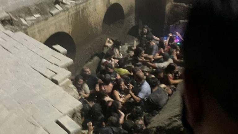 Pessoas caem em rio após calçada ceder em Joinville; veja vídeos