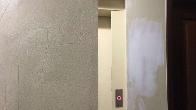 Jovem negra denuncia suástica nazista desenhada ao lado do apartamento onde mora