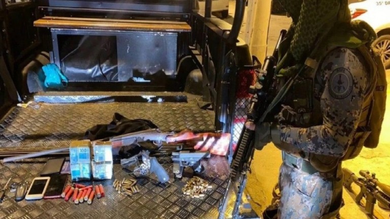 Rio: comparsa do miliciano Tandera é preso com armas, munições e R$ 57 mil