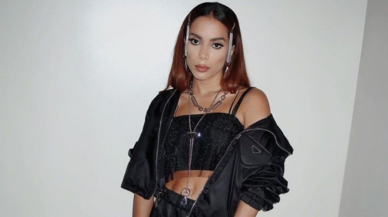 Anitta indica ex-namorados para amigas: "Pocah está com um"