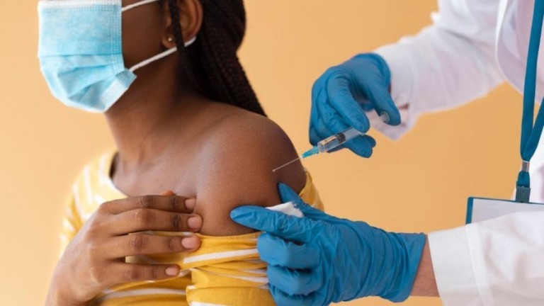 Em desacordo com a Saúde, Anvisa pode aprovar doses de reforço da mesma vacina