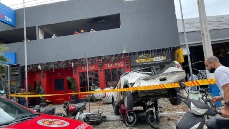 VÍDEOS: carro despenca de estacionamento em Itapema (SC); motorista se feriu