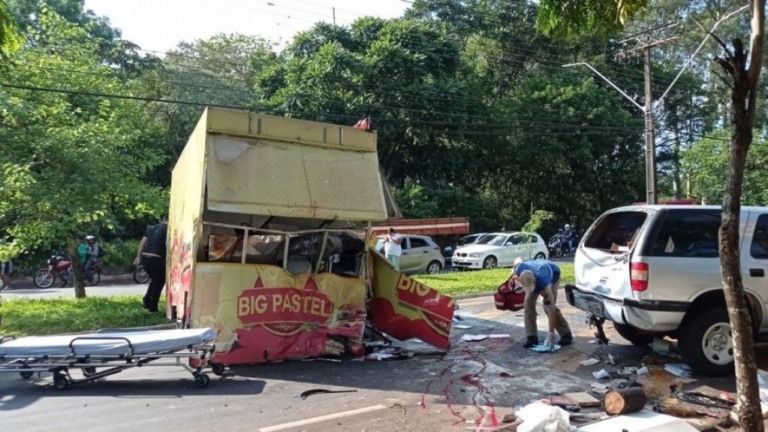 Homem tem fratura exposta ao ser esmagado contra trailer de pastel