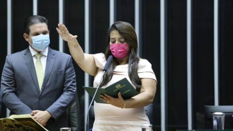 Suplente investigada por envolvimento com facção assume mandato de deputada