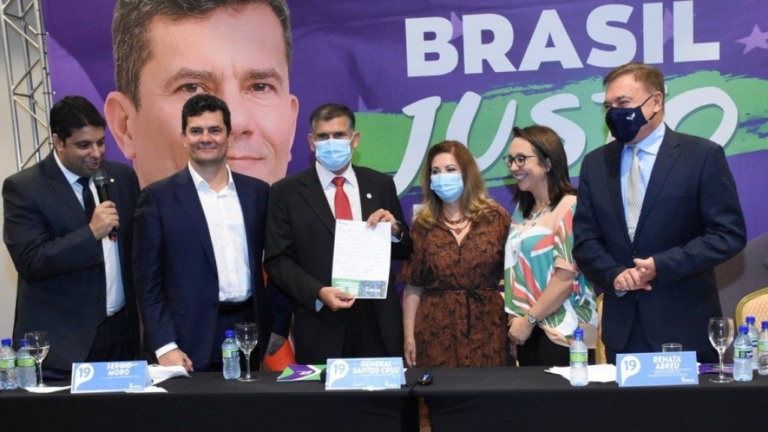 Santos Cruz se filia e diz que país não pode procurar "salvador da pátria"