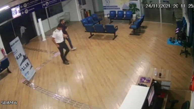 Imagens mostram copiloto e passageiro seguindo para embarque antes do acidente