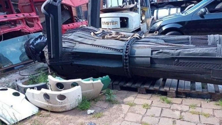 Idealizador de estátua de Bolsonaro deixada em ferro-velho nega abandono da peça