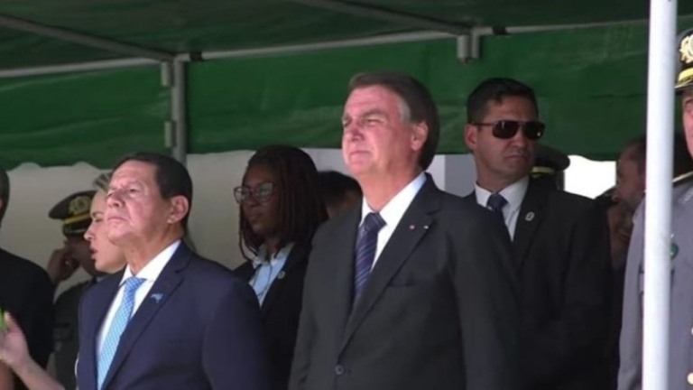 Carnaval: Bolsonaro dispara contra governadores e prefeitos por festa em 2022