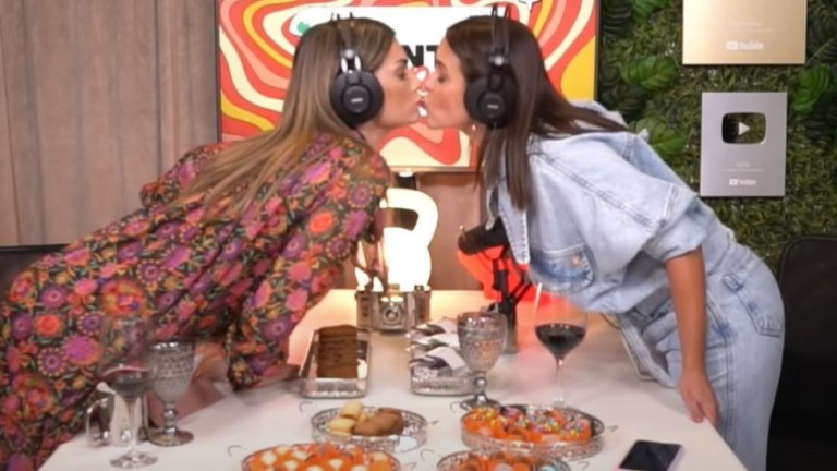 Kelly Key dribla ciúme do marido e beija Juliana Silveira na boca