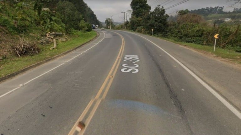 Bebê é visto engatinhando sozinho em rodovia de SC; mãe foi presa em flagrante
