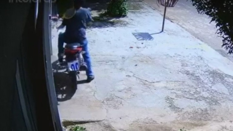 VÍDEO: Idosa reage e acerta raquete de matar mosquito em ladrão; assista