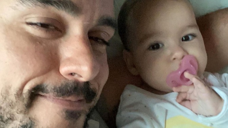 Joaquim Lopes desabafa após filha de 8 meses ser internada com infecção