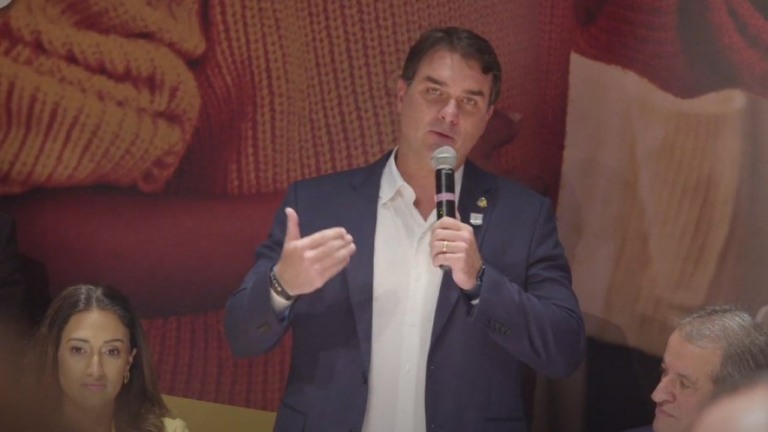 Flavio Bolsonaro: 'Venceremos qualquer traidor e qualquer ladrão de nove dedos'