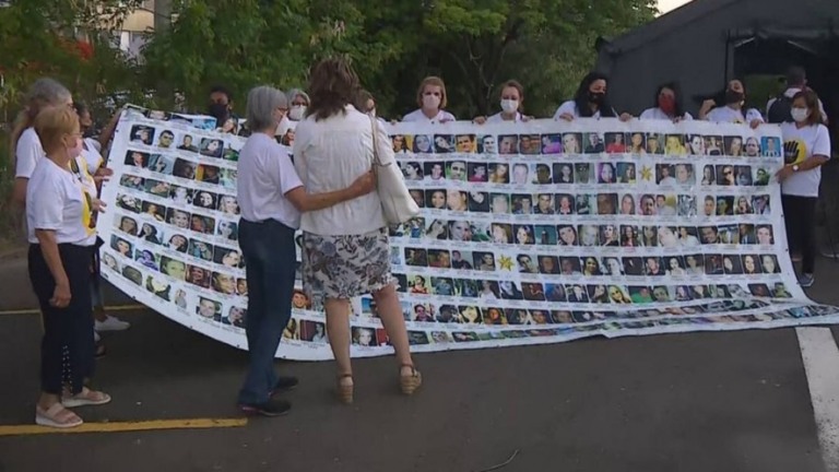 Boate Kiss: Parentes de vítimas usam "tenda do cuidado" para assistir julgamento