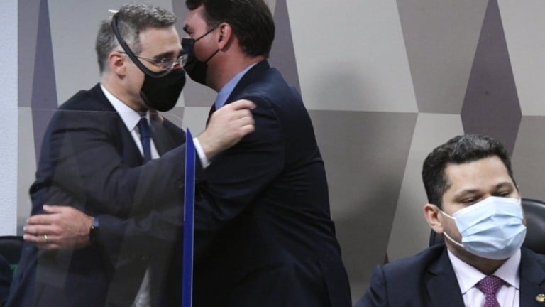 Michelle, Damares e senadores evangélicos comemoram aprovação de Mendonça ao STF