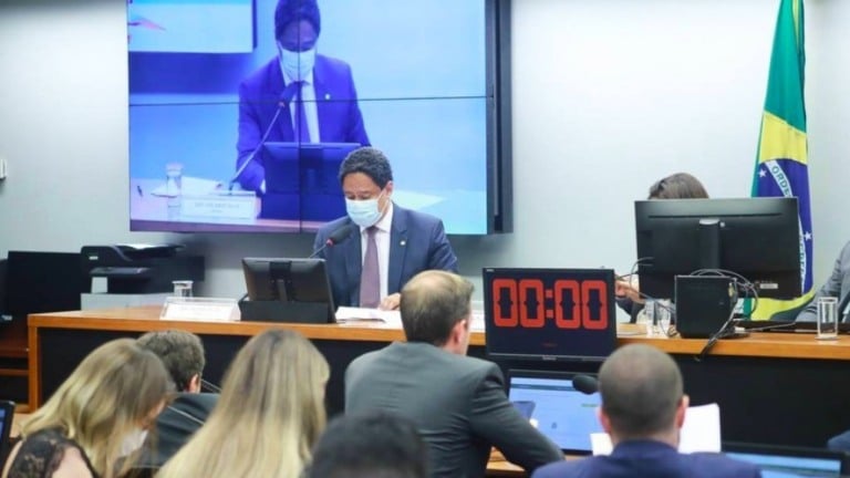 Deputados aprovam relatório que criminaliza disseminação em massa de fake news
