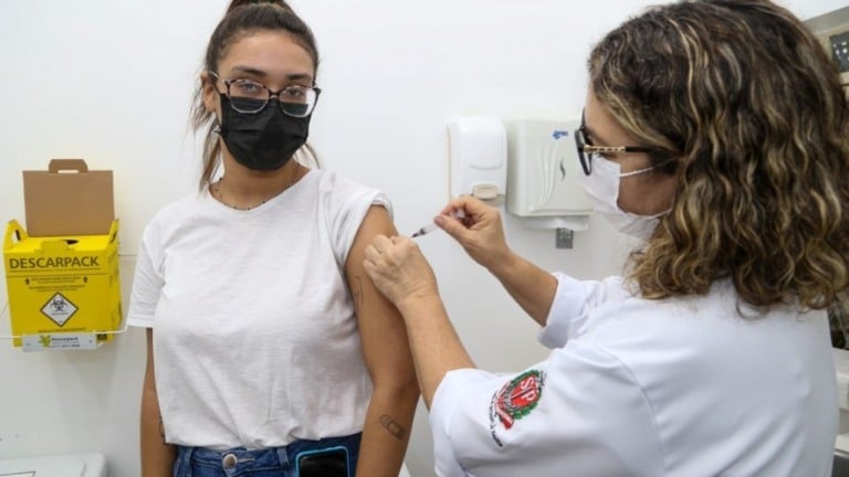 Intervalo para dose de reforço em SP cai para 4 meses