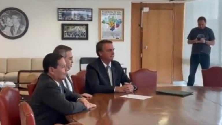 RJ: Carlos Bolsonaro marca presença na Câmara e aparece em vídeo em Brasília