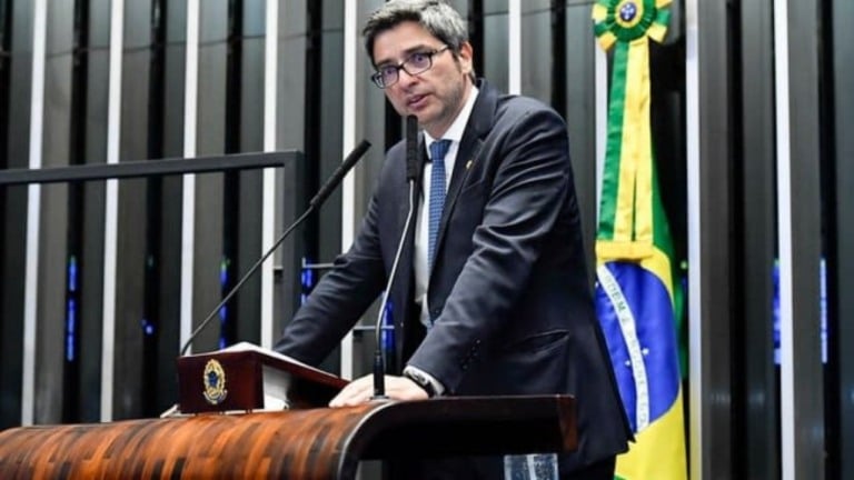 Partido de Bolsonaro defende aprovação de passaporte da vacina