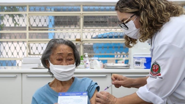 3ª dose é rápida e eficiente contra novos surtos de Covid-19, diz estudo