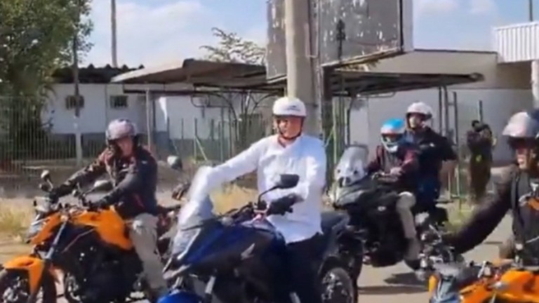 Bolsonaro faz passeio de moto em Brasília, visita feira e abraça moradores