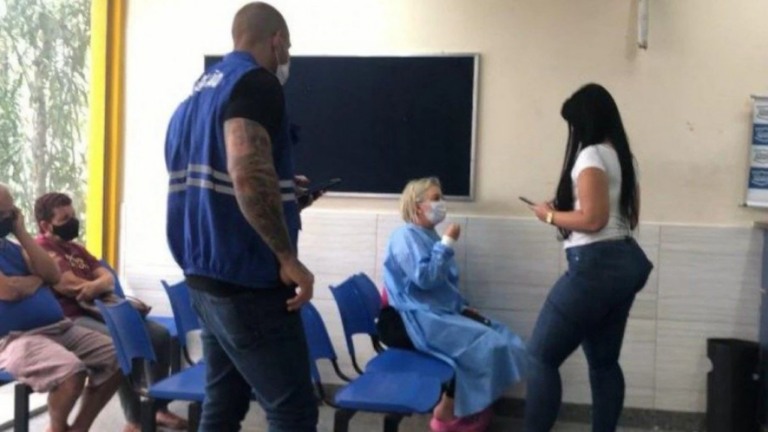 Médica é flagrada prescrevendo receita com carimbo de outro profissional