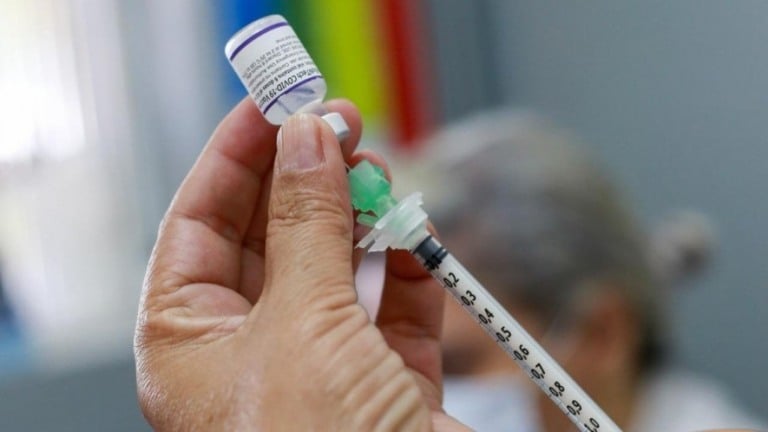 Vacinas não protegem totalmente contra ômicron, mas infecção tende a ser leve