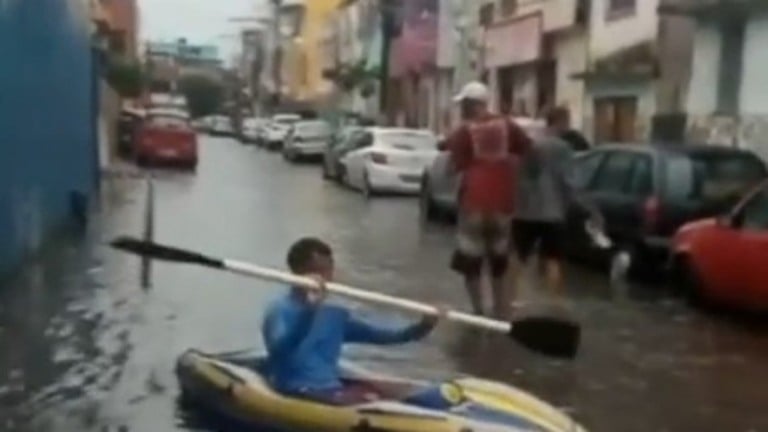 VÍDEO: Homem usa caiaque para enfrentar ruas alagadas de Salvador