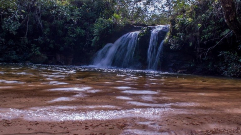 Três estudantes desaparecem durante excursão e um deles é encontrado morto