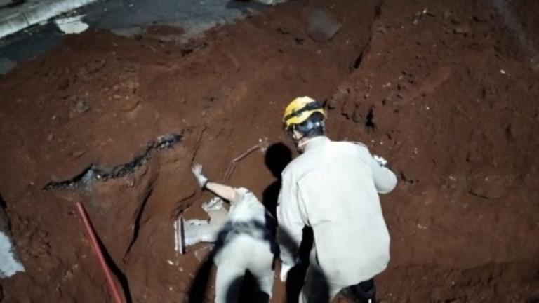 Vídeo: foragido cai em bueiro e é resgatado por bombeiros em Goiás