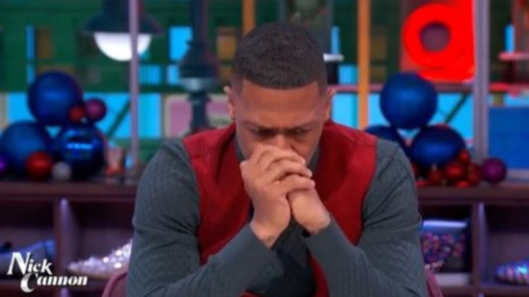 Apresentador de TV, Nick Cannon, chora ao revelar morte do filho de cinco meses