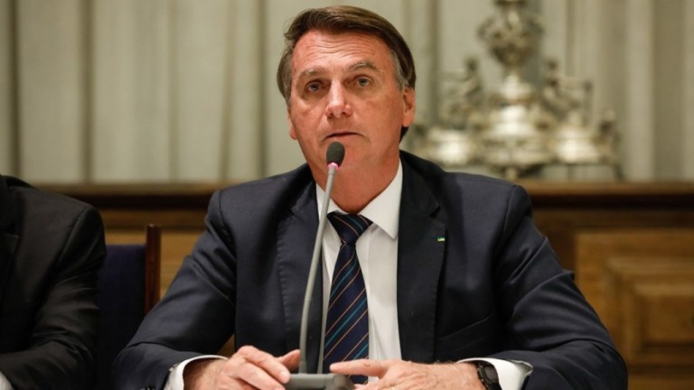 Bolsonaro publica MP para pagar R$ 400 a famílias do Auxílio Brasil