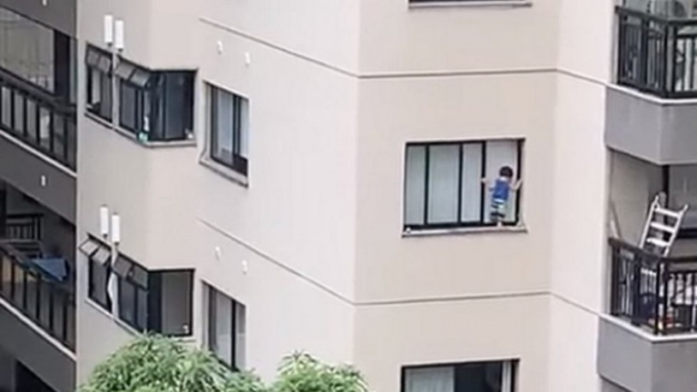 VÍDEO: Criança é filmada pendurada em janela de edifício em Niterói